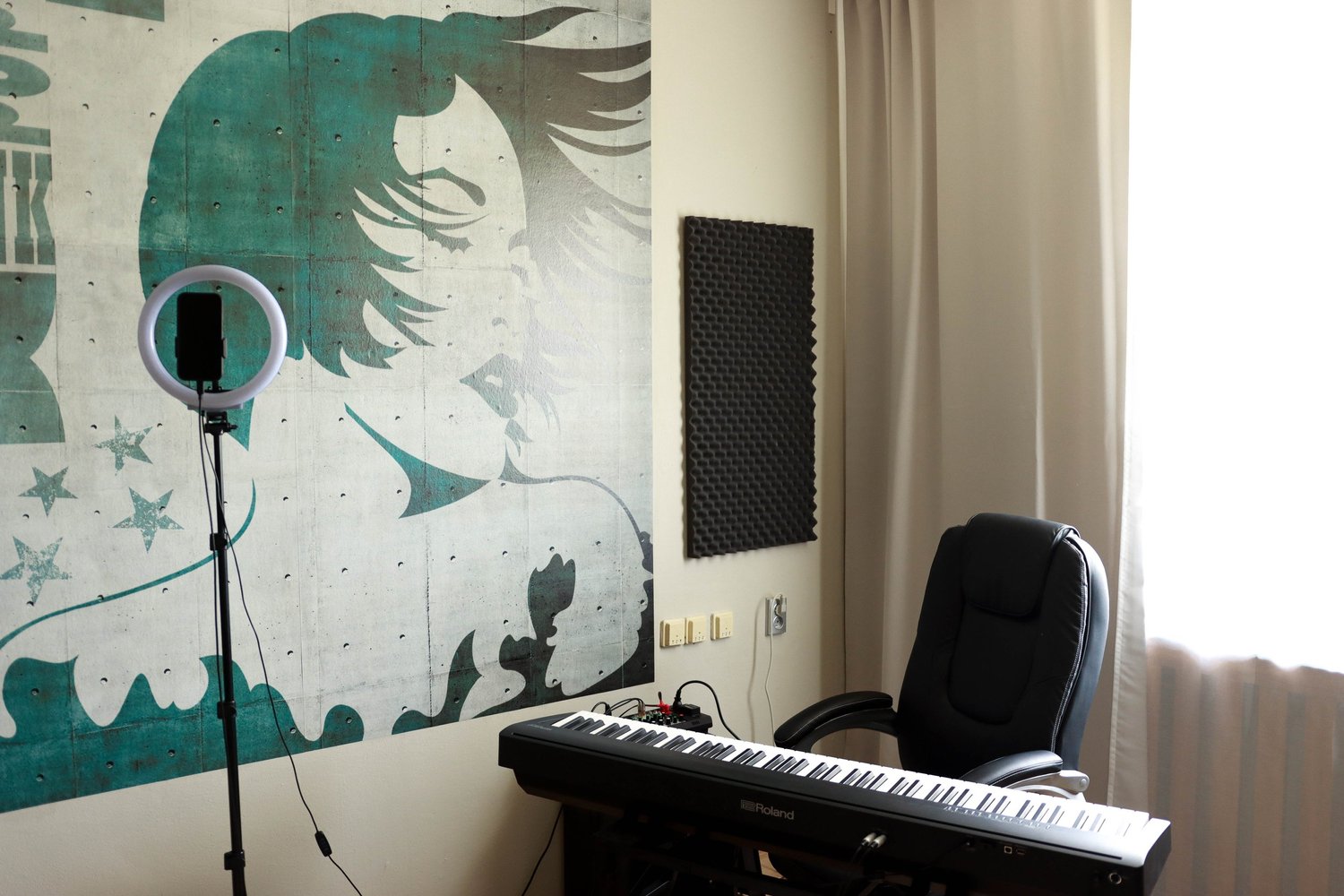 Keyboard, lighting and acoustic wall in the Singasong studio