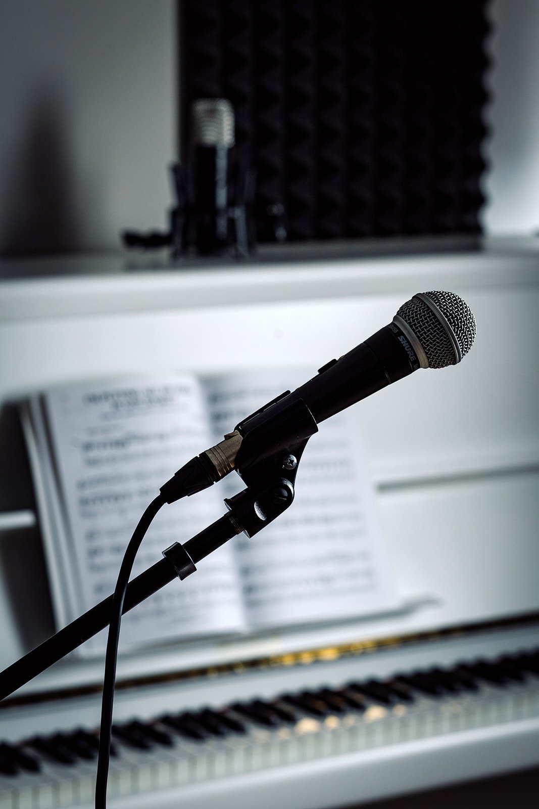 Microphone beside the piano in a Singasong classroom