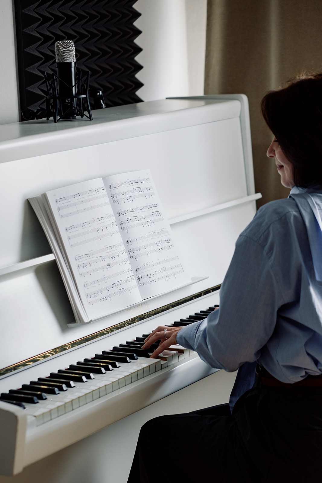Piano lesson at a white piano in the Singasong studio
